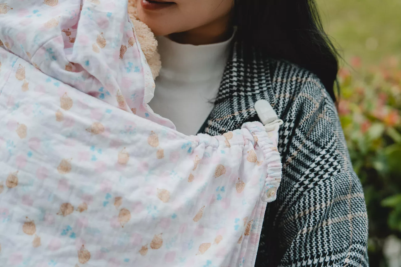 「寶寶我最罩」（背巾防風罩）是喜福 HiBOU 選用升級布料的防風罩