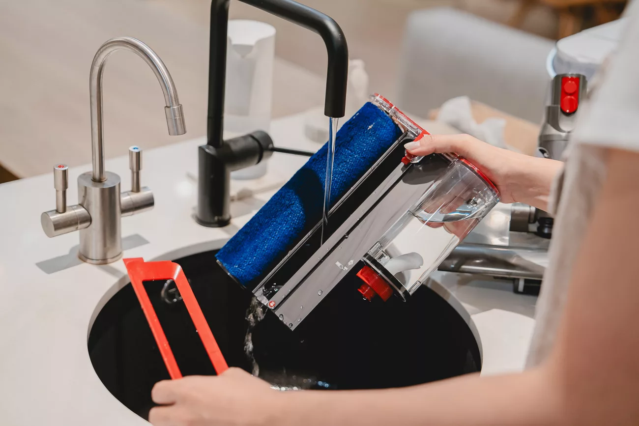 【開箱】Dyson Digital Slim Submarine™ 輕量乾濕全能洗地吸塵器|30秒快速清潔,輕量乾濕兩用省時又省力 25 Dyson Digital Slim Submarine 05385 jpg
